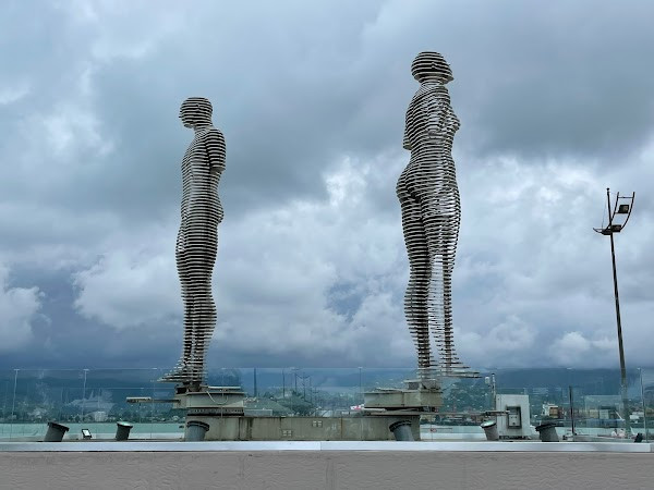 Ali & Nino Statue photo