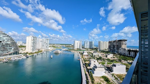 Centro Comercial Marina Puerto Cancún photo