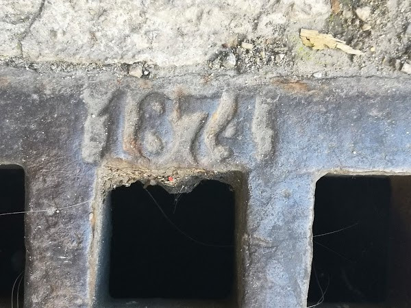 Kanaldeckel aus dem Jahr 1903 photo