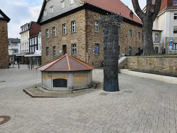 Mendener Geschichtsbrunnen und Geschichtssäule photo