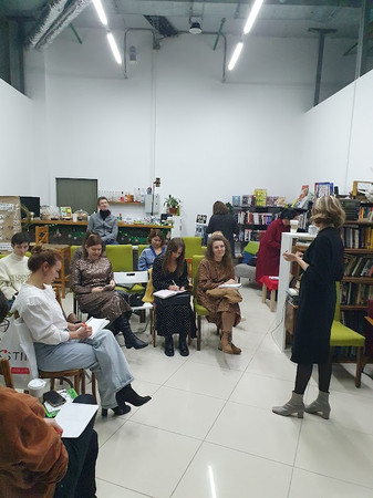 Mezhdu Strok. Knigi I Kofe photo