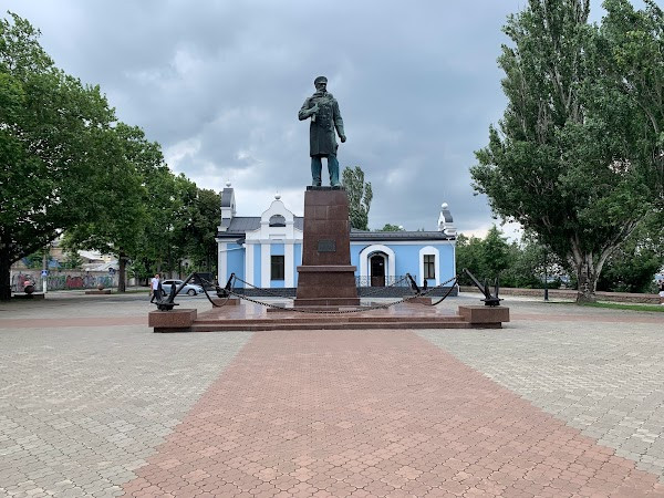 Monument to Admiral Makarov photo